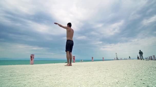 Portret Całego Ciała Człowieka Parkour Wysokie Skoki Plaży Wykonywanie Back — Wideo stockowe