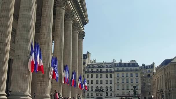 Fila Bandiere Francesi Che Sventolano Sulle Colonne Del Pantheon Parigi — Video Stock