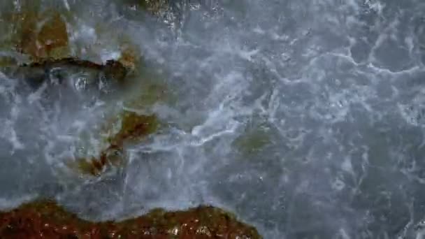 Fels Wird Von Meerwasser Bespritzt Das Schaum Macht Hintergrund Der — Stockvideo