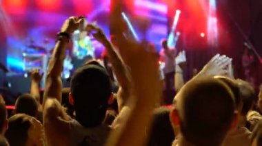 Kalabalık müzik konserinde kaldırdı kollarını. Kamu konser, Bilet yok olay