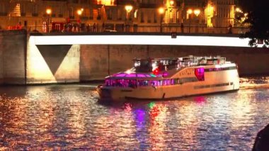 Paris'te Seine Nehri'nde turist teknesi (Fransa) gece