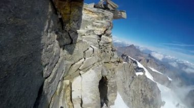 Dağcı Pov İtalyan Alplerin zirvesinde Gran Paradiso için sefere. Kask takma gopro fotoğraf makinesinden görüntülemek