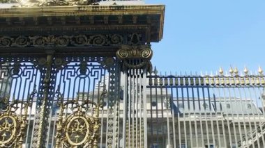 Palais de açık giriş kapısı adalet Fransa'da Paris, güneşli yaz günü - mimari arka plan