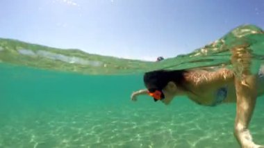 Karayip sularında yüzen genç bir kadın, Gopro kubbesi aşısı.