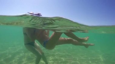 Genç kız arkadaşlar birbirlerine tatil deniz turkuaz su, gopro kubbe yarım sualtı görünümü, ağır çekim sarılma portresi kapatın