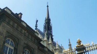 Güneşli yaz gününde Fransa 'nın Paris kentindeki Palais de Justice ve Sainte-Chapelle kilisesinin ön girişi mimari arka plan.
