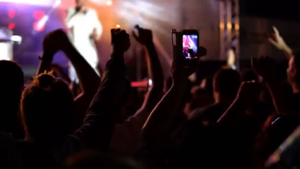 手举的人在夜总会 音乐会上玩得很开心 公共音乐会 无票务活动 — 图库视频影像