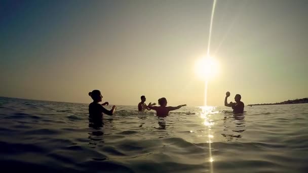 海で遊んで 水しぶきの幸せな家族のシルエット水アット サンセット スローモーションは熱帯の島に休暇に観光客 — ストック動画