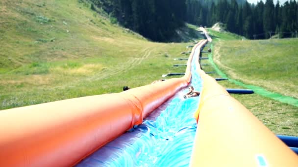 Sommaren Adrenalin Park Uppblåsbara Tobooggan Vattenrutschbana Bansko Bulgarien — Stockvideo