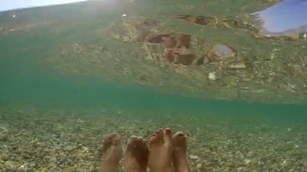 Pontos Vista Pés Casal Relaxante Mar Águas Rasas — Vídeo de Stock