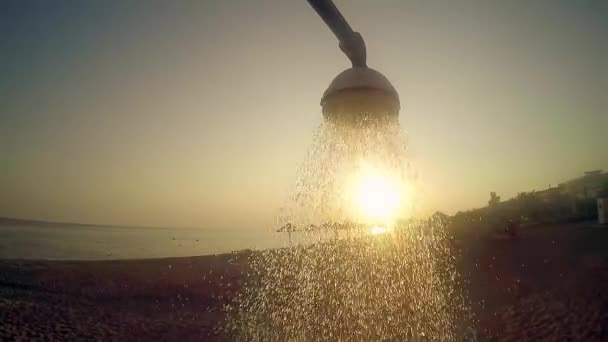 Stranddusche Mit Fließendem Wasser Gegen Sonnenuntergang Sommerkonzept Zeitlupe — Stockvideo