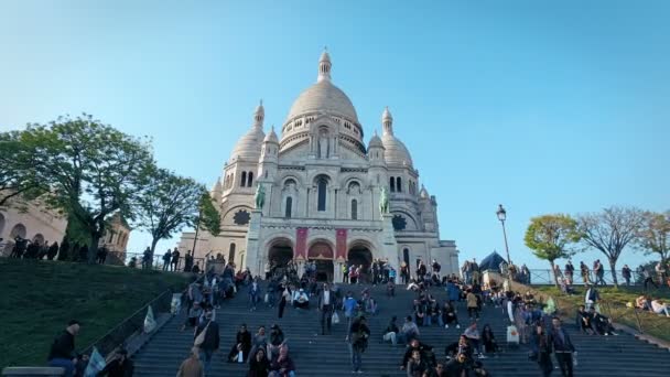 モンマルトルの丘 フランスのサクレ クール寺院を訪れる観光客 — ストック動画