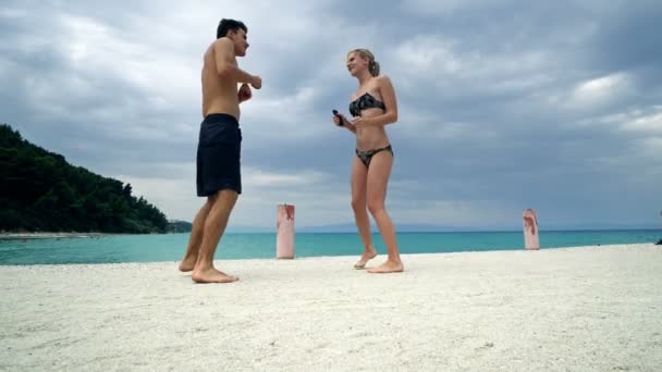 Casal Feliz Romântico Divertindo Dançando Cais Praia — Vídeo de Stock