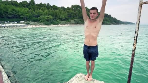 Sportspringer Junge Macht Rückwärtssalto Türkisfarbenen Wasser Zeitlupe — Stockvideo