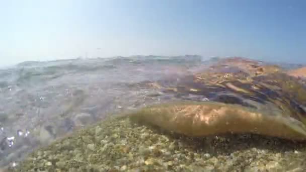 Weibliche Füße Entspannen Schweben Flachen Wasser Des Meeres Sommerurlaubskonzept Halb — Stockvideo