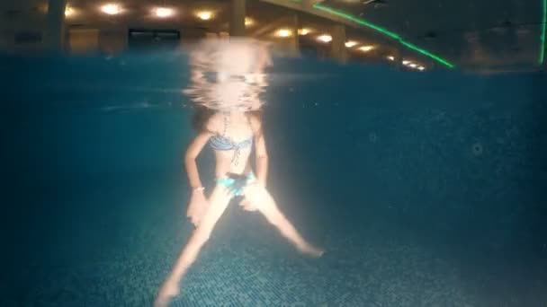 Маленька Дівчинка Робить Фліп Темному Басейні Вид Під Водою — стокове відео