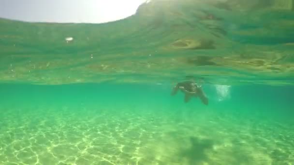 Sexy Mujer Modelo Moda Nadando Agua Limpia Mar Turquesa Gopro — Vídeos de Stock