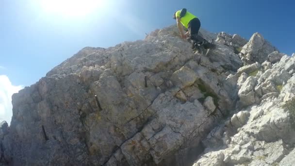 Dağcı Pov Kayalık Dağ Zirvesi Triglav Julian Alps Sıradağları Üzerinde — Stok video