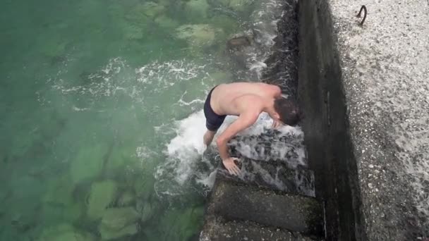 漂亮的运动健身男孩在港口楼梯上从海水中出来 慢动作 — 图库视频影像