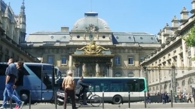 Bilgisiyle insanlar ve önünde giriş Palais de trafik adalet Paris, Fransa, yavaş hareket