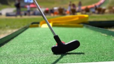 Mini golfe, sinematik görünümü. Golf topu ve suni çim üzerinde Golf Club
