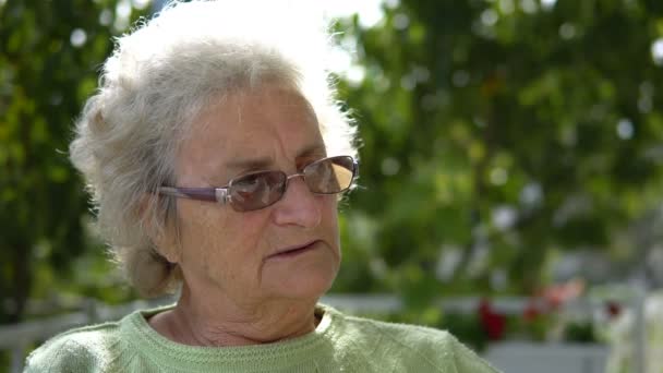 一个年迈的白人妇女的特写镜头悲伤地凝视着远方 — 图库视频影像