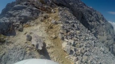 Dağcı pov kayalık dağ Zirvesi Triglav Julian Alps sıradağları üzerinde tırmanma seferi için