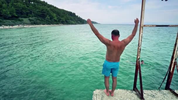 Jonge Mannelijke Tiener Hoofd Springen Turquoise Zee Slow Motion — Stockvideo