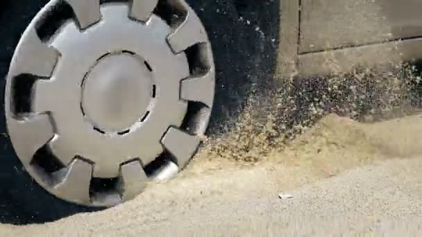 Spinning Wheel Car Stuck Sand Sea Beach — Stock Video