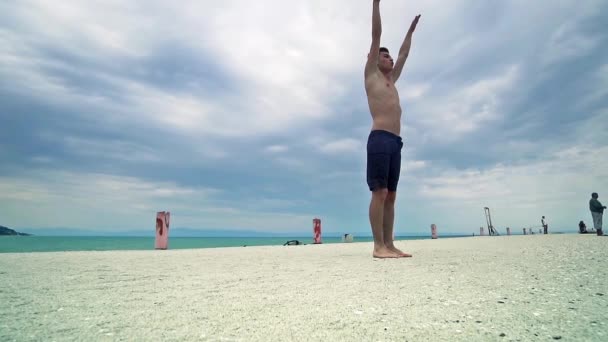 Retrato Corpo Inteiro Homem Parkour Pulando Alto Praia Realizando Back — Vídeo de Stock