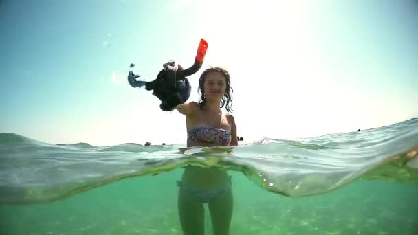 Concepto Vacaciones Verano Chica Adolescente Feliz Con Máscara Saltando Sonriendo — Vídeo de stock