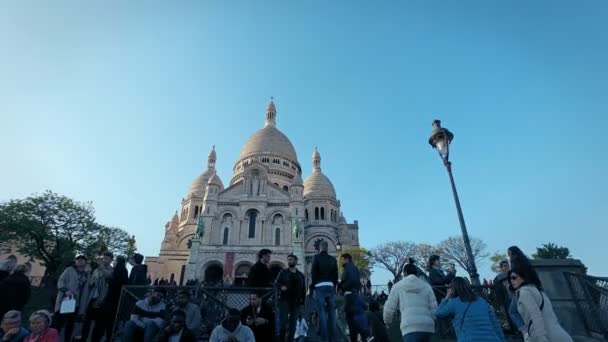 Menschen Touristen Sitzen Auf Der Treppe Unter Sacre Coeur Basilika — Stockvideo