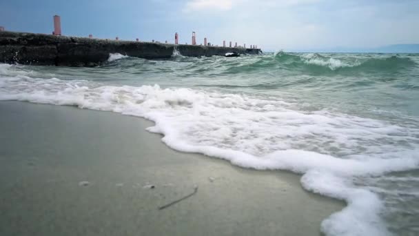 Természet Háttér Tengeri Hullámok Fröccsenő Strand Homok Kilátással Mólón Háttérben — Stock videók