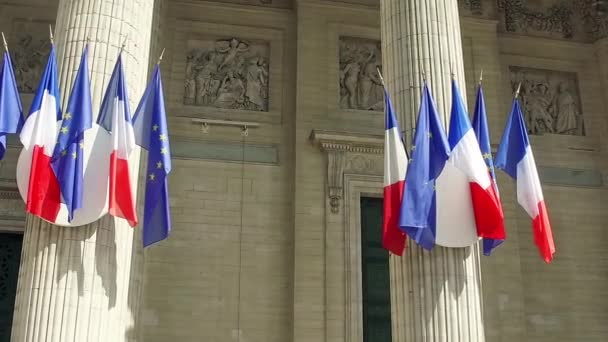 在巴黎万神殿的柱子上飘扬着一排排法国国旗 — 图库视频影像