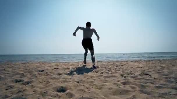 Спортивный Спортсмен Подходит Мужчины Бегущие Морской Воде Прыгать — стоковое видео