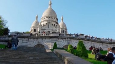 Sacre-Coeur Bazilikası'na gelen turist. Popüler bir dönüm noktası, bazilika butte Montmartre, en yüksek noktası şehrin steadicam sinematik görünümü zirvesinde yer alır