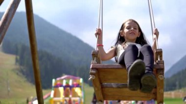 Kız üzerine bir salıncak, dağ, yavaş Mogion sinema dof Bahçesi