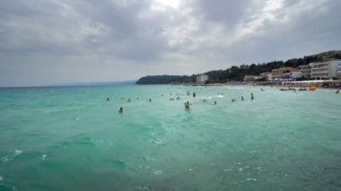 Kalitea, Halkidiki, Yunanistan'da plaj Timelapse görünümü. Güzel turkuaz temiz su