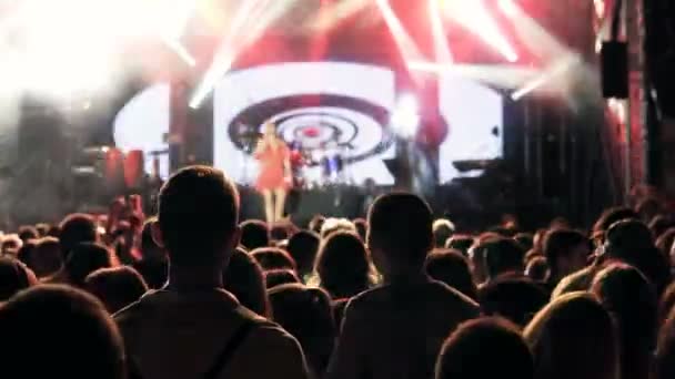 Meisjes Silhouet Schouders Dansen Tijdens Het Concert Openbaar Concert Geen — Stockvideo