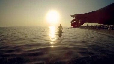 Frizbi plaj Chill sahil yaz konsepti. Gün batımında silueti POV kişisel bakış açısı