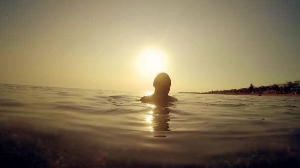 Junge Attraktive Mode Modell Mädchen Nasse Haare Meerwasser Bei Sonnenuntergang — Stockvideo