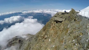 Gouter dağ evine gelen yolu, Chamonix, Fransa'nın saygın, 2017 üzerinde dağcı. Gouter dağ evi 3817 metre