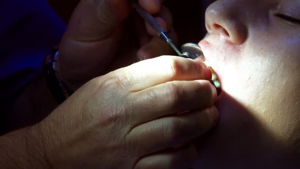 Zahnarzt Macht Nadeldrainage Zum Patientenzahn — Stockvideo