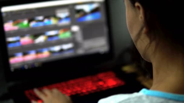 Junges Mädchen Mit Laptop Computer Cineastische Dof — Stockvideo