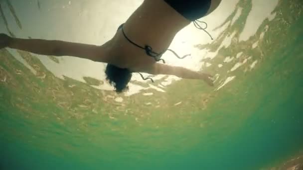 Szexi Női Bikini Úszás Kamera Hátország Nyári Napnyugta Nap Sugarai — Stock videók