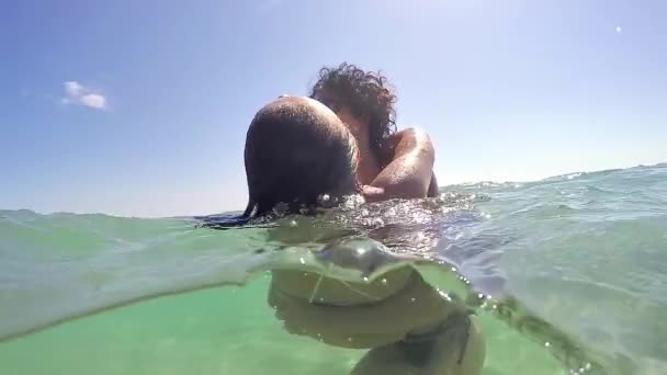 어머니와 해변에 청록색 바다에서 상쾌한 Exchange Gopro 슬로우 — 비디오