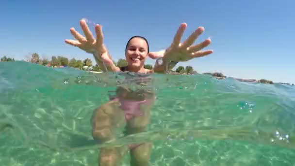 Unterwasser Ansicht Glücklich Tauchen Teenie Mädchen Mit Langen Haaren Lächelt — Stockvideo