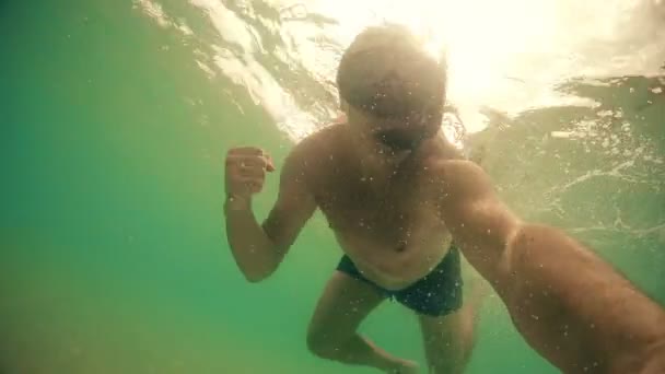 成功したシュノーケ リング ビジネスの男性マスク海でのダイビングと日没の太陽の手で勝利を祝うジェスチャーを示すと光線の背景から輝き — ストック動画