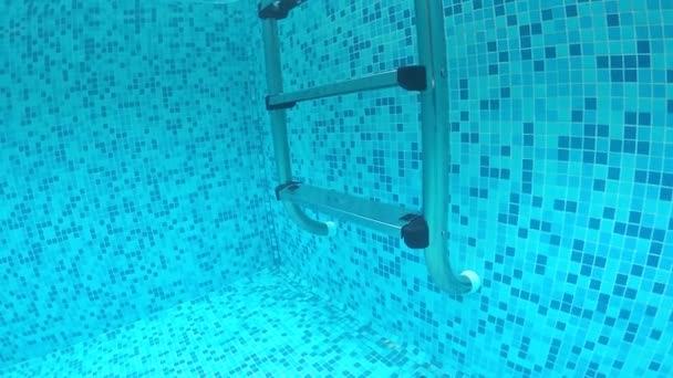 Underwater View Luxus Medence Lépcső Fém Létra Lassú Mozgás — Stock videók