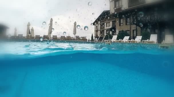 Formas Superficie Del Agua Piscina Gotas Lluvia Cayendo Gopro Domo — Vídeo de stock